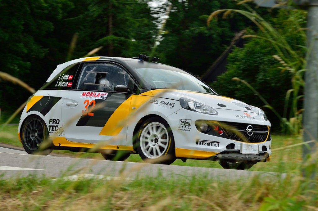 Den lille Opel ADAM R2 er ikke blandt de hurtigste i dansk rally, men eminente styre- og bremseegenskaber sætter Jacob Madsen i stand til at dyste mod langt kraftigere biler.
(Foto: Michael Eisenberg)